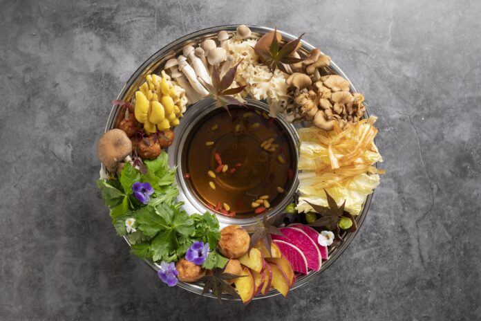 ベトナム南部の郷土料理“花鍋”をアレンジ　漢方や薬膳の要素を取り入れたエキゾチックで色鮮やかな精進鍋のメイン画像