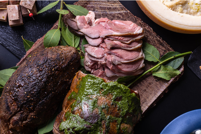 コンラッド大阪  世界を旅をするように、国際色溢れる伝統料理を楽しむ「インターナショナル・ビュッフェ」開催のサブ画像8_仔羊モモ肉のバジル風味ロースト 