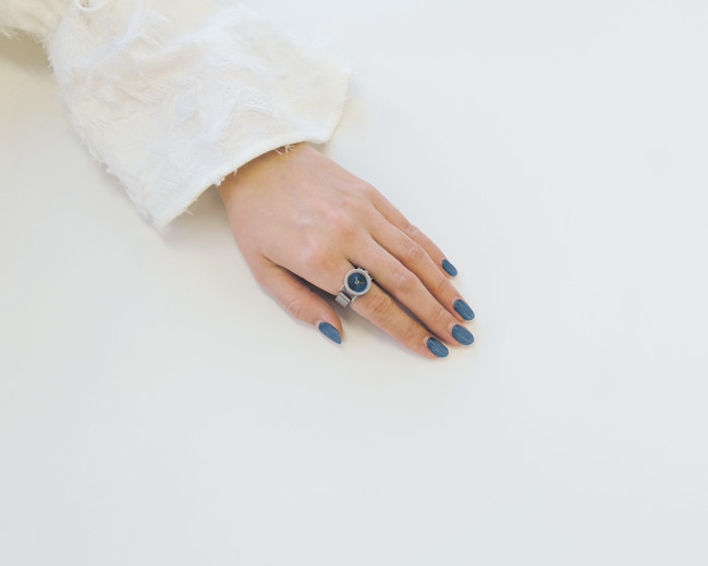 指輪時計ブランドlille cirkelが、付け替え用ストラップを単品販売します。のサブ画像3_リングウォッチ 女性着用