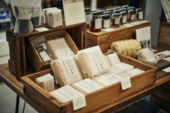 日常に豊かな生活を提案する「mumokuteki(ムモクテキ)」が福岡県に2店舗目の出店のサブ画像2_自社農園にて生産している「むもくてき米」と「梅干し」