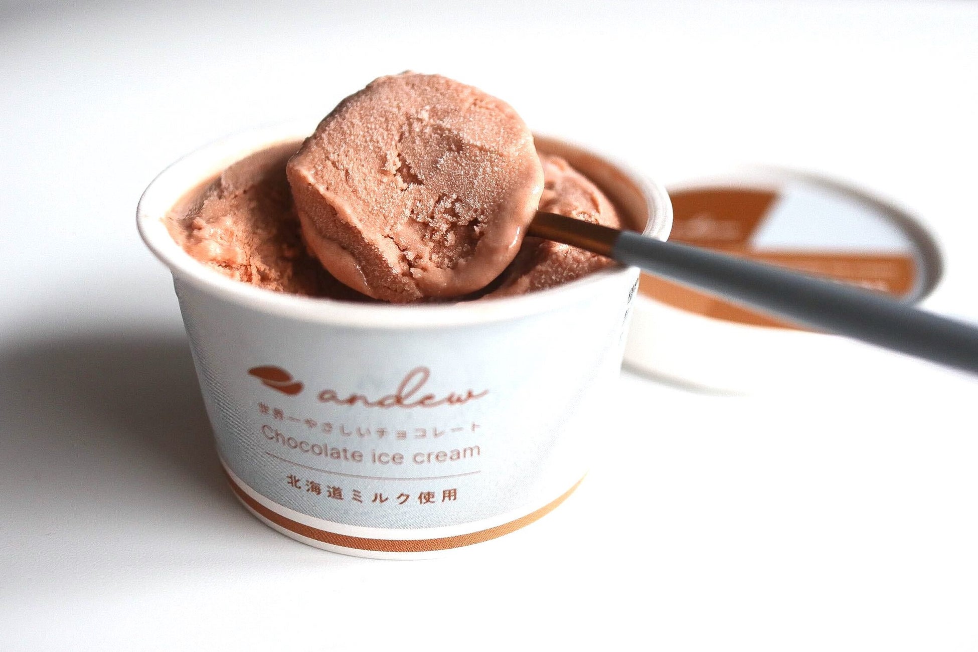 【世界一やさしいチョコレートandew】【数量限定】ブランド初のチョコレートアイスクリームの発売を開始。北海道産ミルクとナッツの香りあふれるandewのコラボをぜひお楽しみください。のサブ画像1