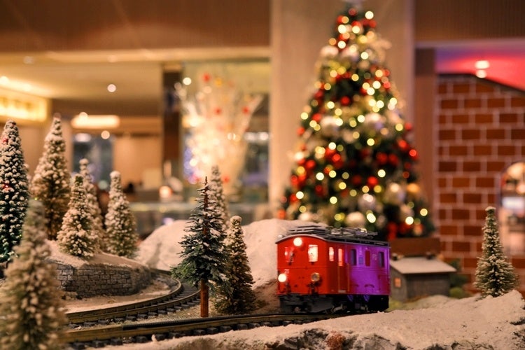 ヒルトン大阪で特別なクリスマスを　初登場のヴィーガンクリスマスケーキやクリエイティブなディナー、ラグジュアリーなパーティープランものサブ画像4_ヒルトン・クリスマス・トレイン　イメージ