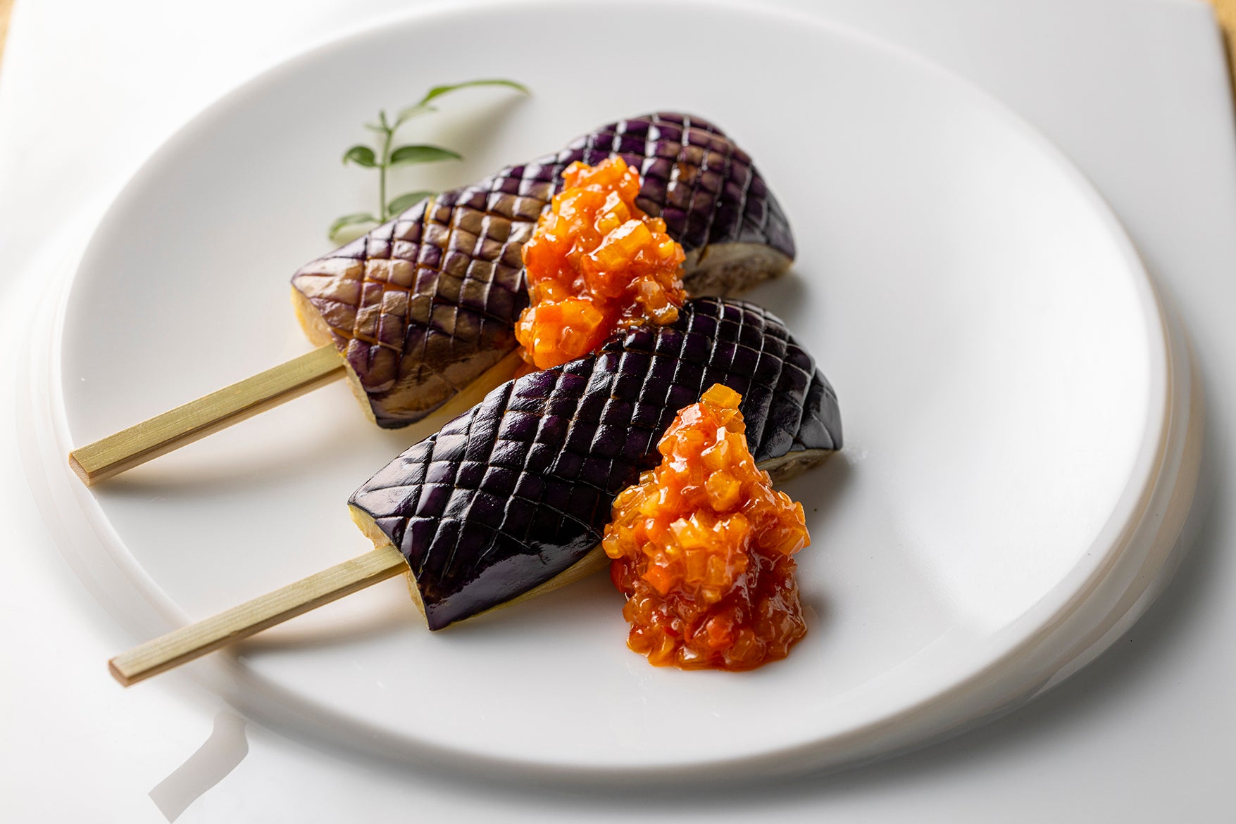 コンラッド東京、中国料理「チャイナブルー」にて期間限定でヴィーガンメニューを提供のサブ画像7_茄子の串焼き　醤油と唐辛子のソース