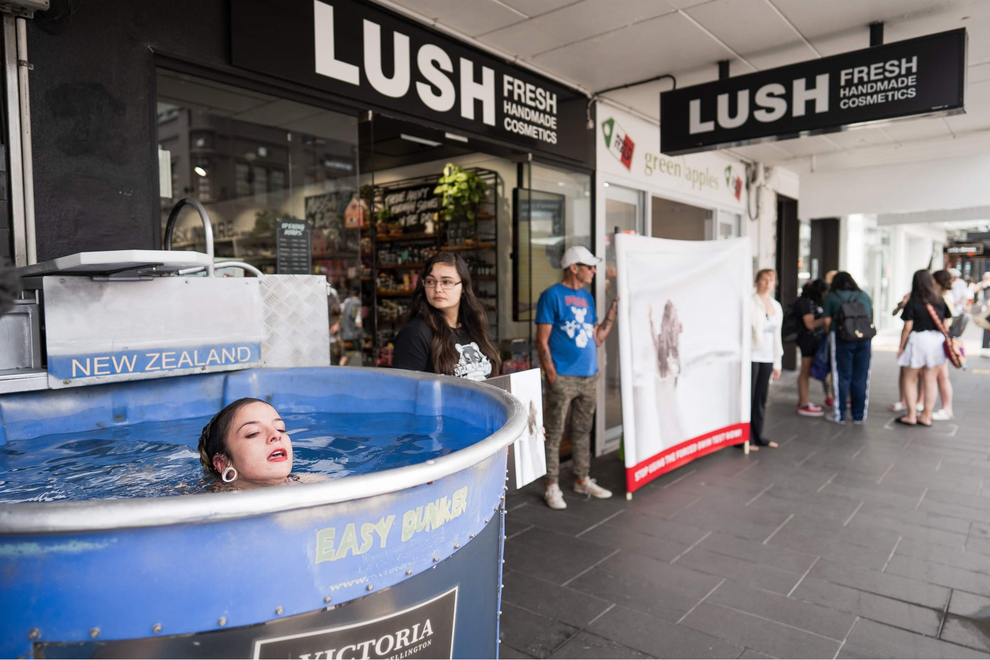 動物実験廃止に向けた活動を推進する世界最大規模の基金『Lush Prize 2022』受賞者決定のサブ画像2_ラッシュ ニュージーランドの店舗で実施したキャンペーン