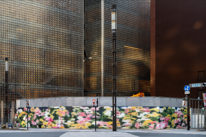 画家・山口幸士が描く全長30mのガーベラの花畑が銀座に ～ 工事現場の壁面を彩るウォールアート第2弾スタートのメイン画像