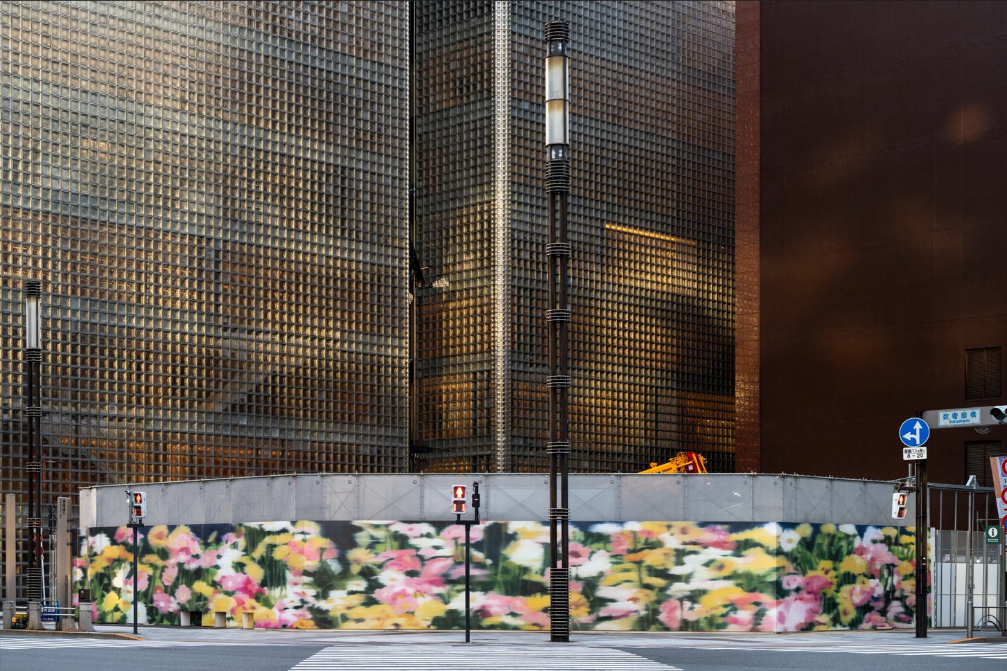 画家・山口幸士が描く全長30mのガーベラの花畑が銀座に ～ 工事現場の壁面を彩るウォールアート第2弾スタートのサブ画像1