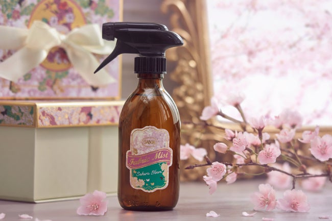 青空に透ける、桜色の香り。日本上陸15周年を記念した『サクラ・ブルーム コレクション』が登場のサブ画像8_SABON『ファブリックミスト ブルーミング』3,300円（税込）