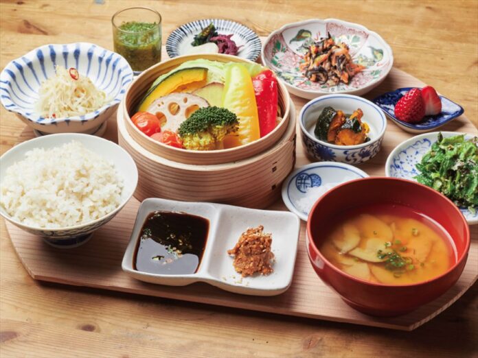 京都のヴィーガンカフェで味わえる、肉不使用の肉味噌と「野菜のせいろ蒸し」のコラボレーションが絶品！のメイン画像