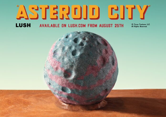 LUSHがウェス・アンダーソン監督による映画『アステロイド・シティ』とオンライン・アプリ限定のコラボレーション全4種を8月25日（金）から発売のメイン画像
