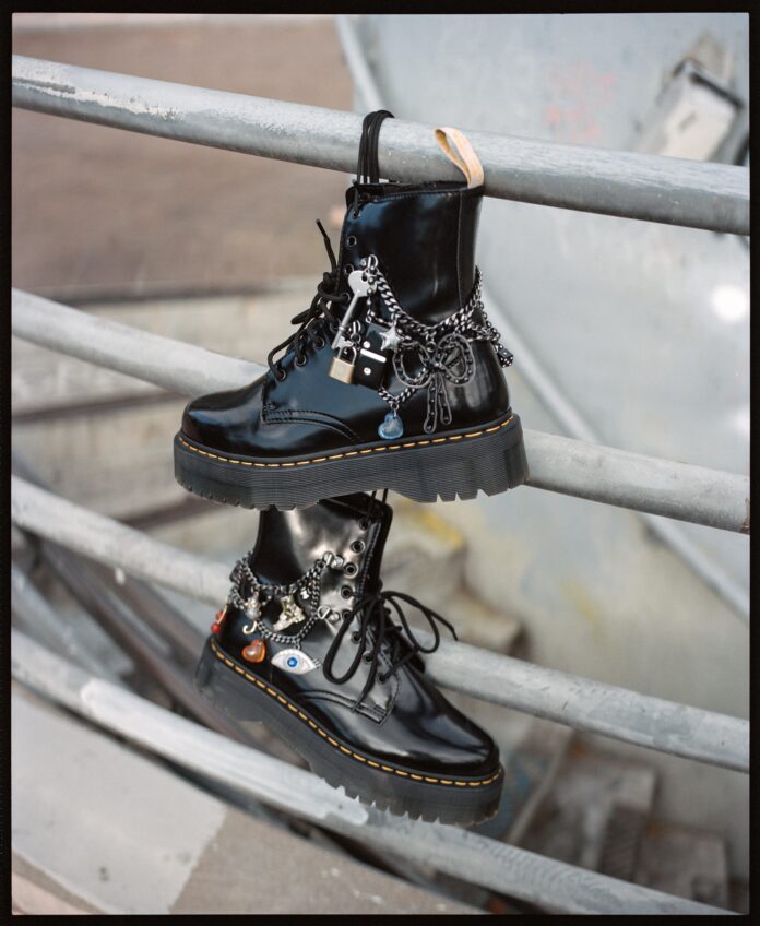 DR. MARTENS X MARC JACOBS コラボレーションデザインのブーツが登場。のメイン画像