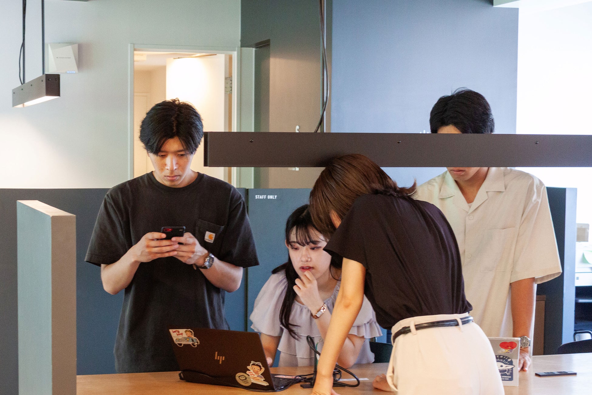 学生インターン×海外エンジニアで開発したアプリ「HaloDish」提供開始！提携/タイアップ企業・店舗募集！のサブ画像7_基本はオンラインで打ち合わせすることが多いチームですが、この日は大阪オフィスに集結。コンペティションもここで行われました。