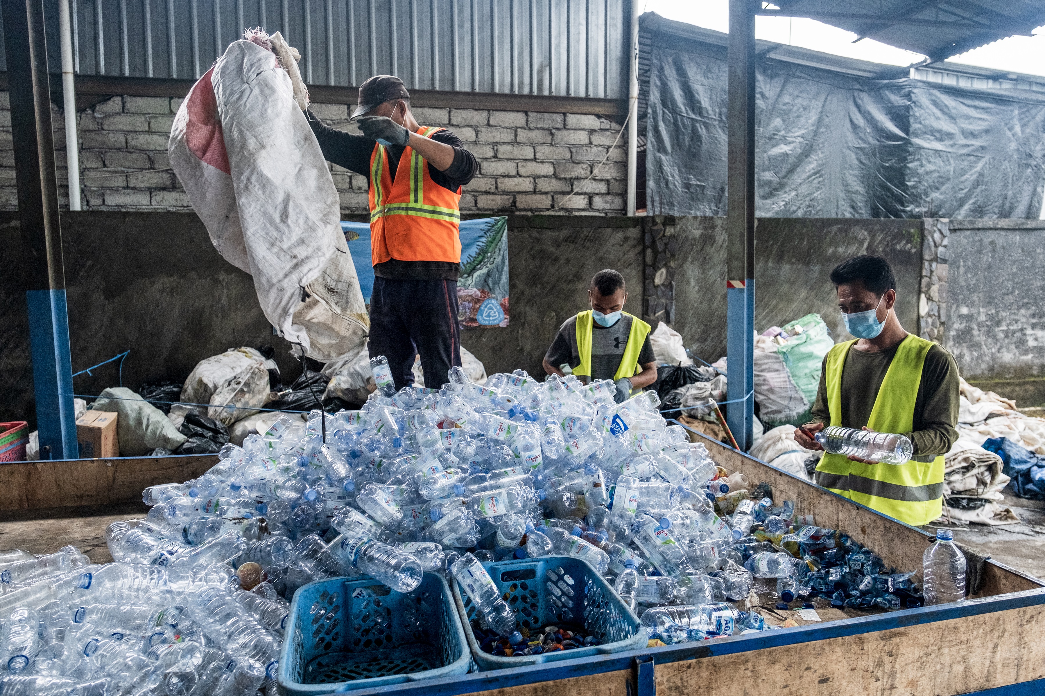 ＜化粧品業界で世界初の取り組み＞ナチュラルコスメブランドLUSHのボトル容器　　　　海洋プラスチックごみを未然に防ぐ活動で回収された再生素材に切替えのサブ画像3