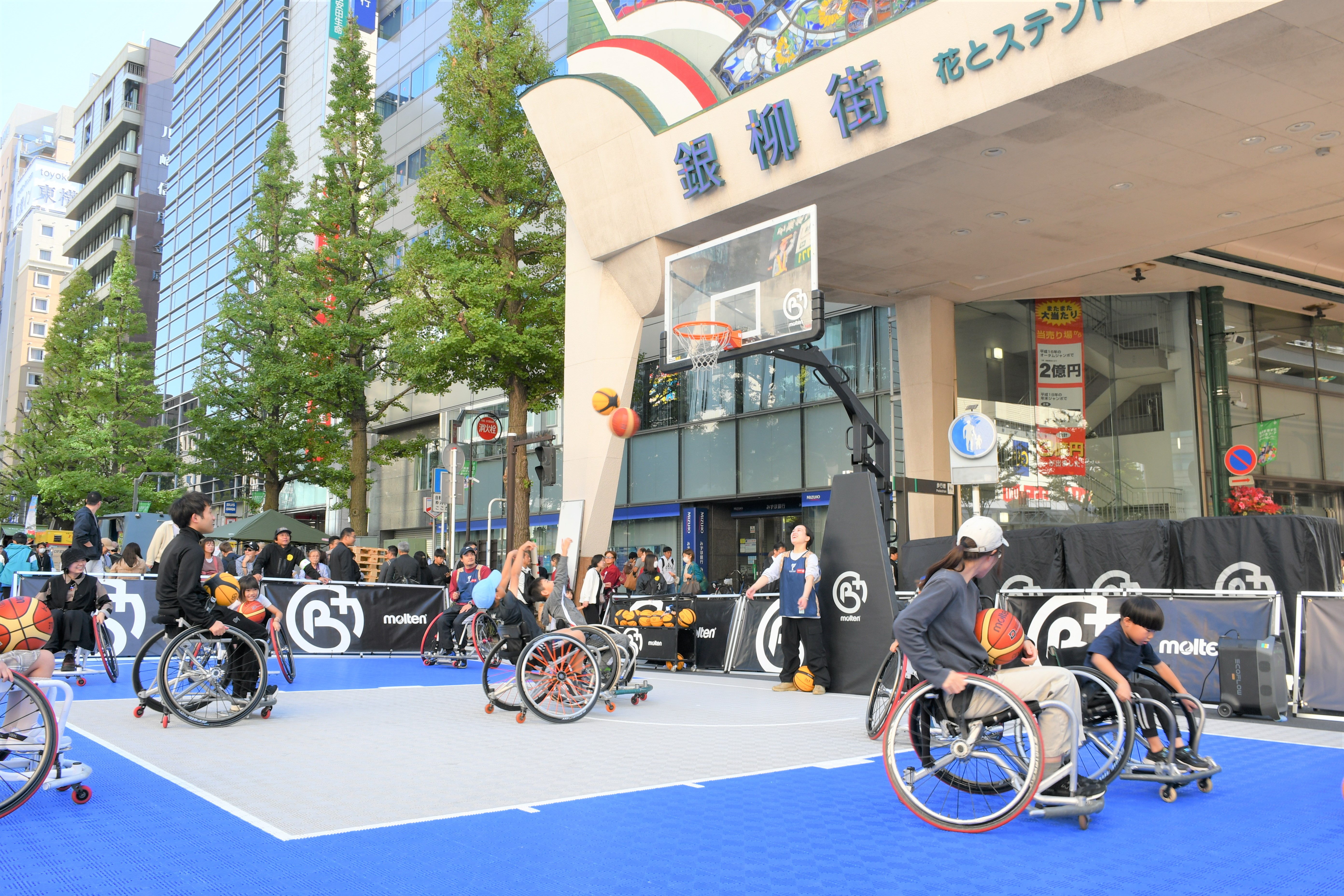 【川崎市市制100周年記念事業】「川崎愛　遊びつくす　３日間」秋の４大イベントを開催しました！のサブ画像10_車いすバスケ体験会