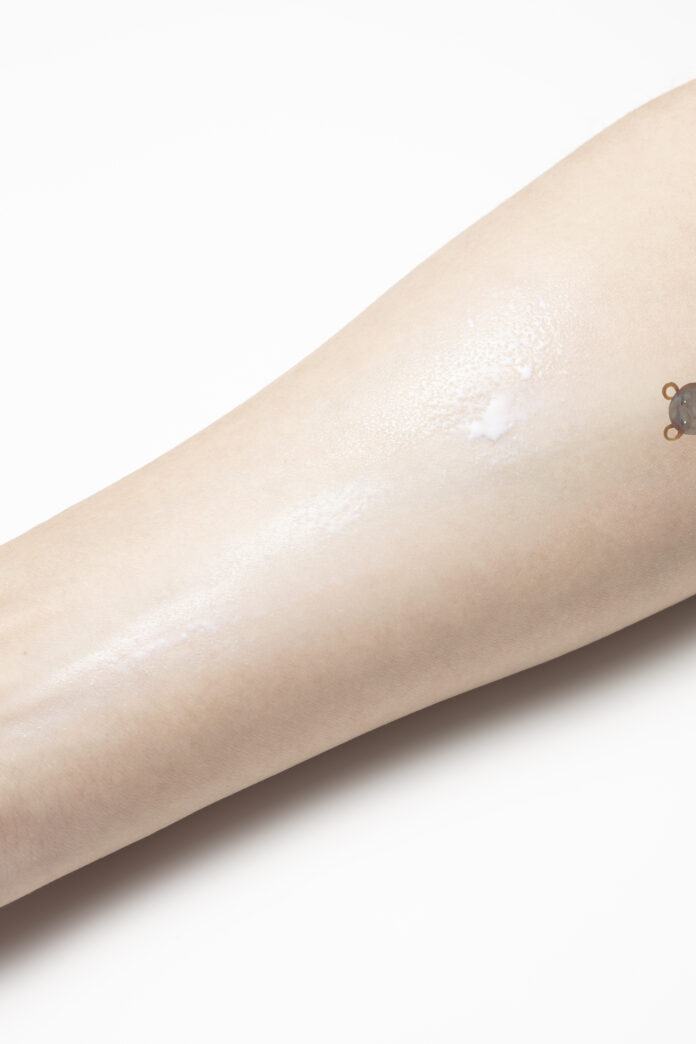使いやすさそのまま、完全ノンケミカル* UVスプレーとして日本最高値**SPF35へリニューアル。 「ママベビー UV & アウトドアスプレー SPF35 / PA +++」4月11日(金)発売のメイン画像