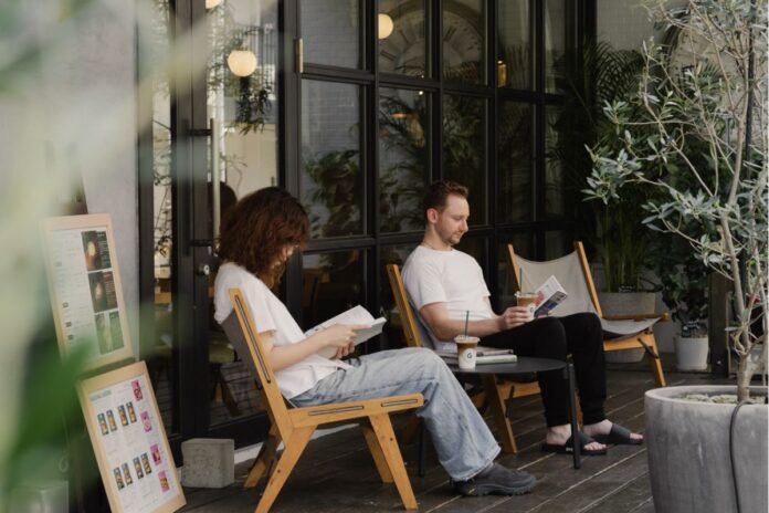 個性豊かな本屋が集まる街「谷根千」で、ゆったりと読書を満喫！地域の本屋5店舗とコラボした宿泊プランを、ホステルホテル「HOTEL GRAPHY 根津」にて2025年9月10日（水）から販売開始のメイン画像