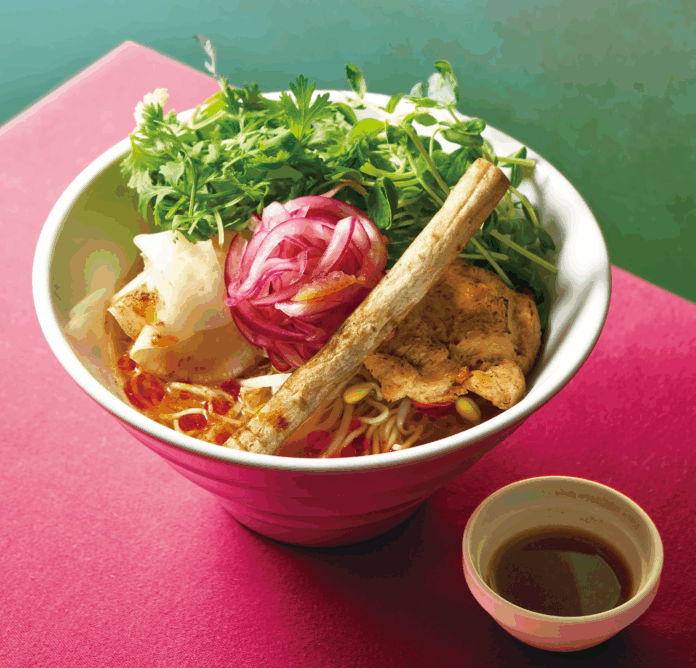 痺れる辛さとエキゾチックなスパイスがクセになる！3種類の麺から選べる 期間限定Vegan蘭州風「麻辣五香粉　醤油らーめん」10月1日(水)からT’sたんたん限定店舗(東京・池袋)で販売のメイン画像